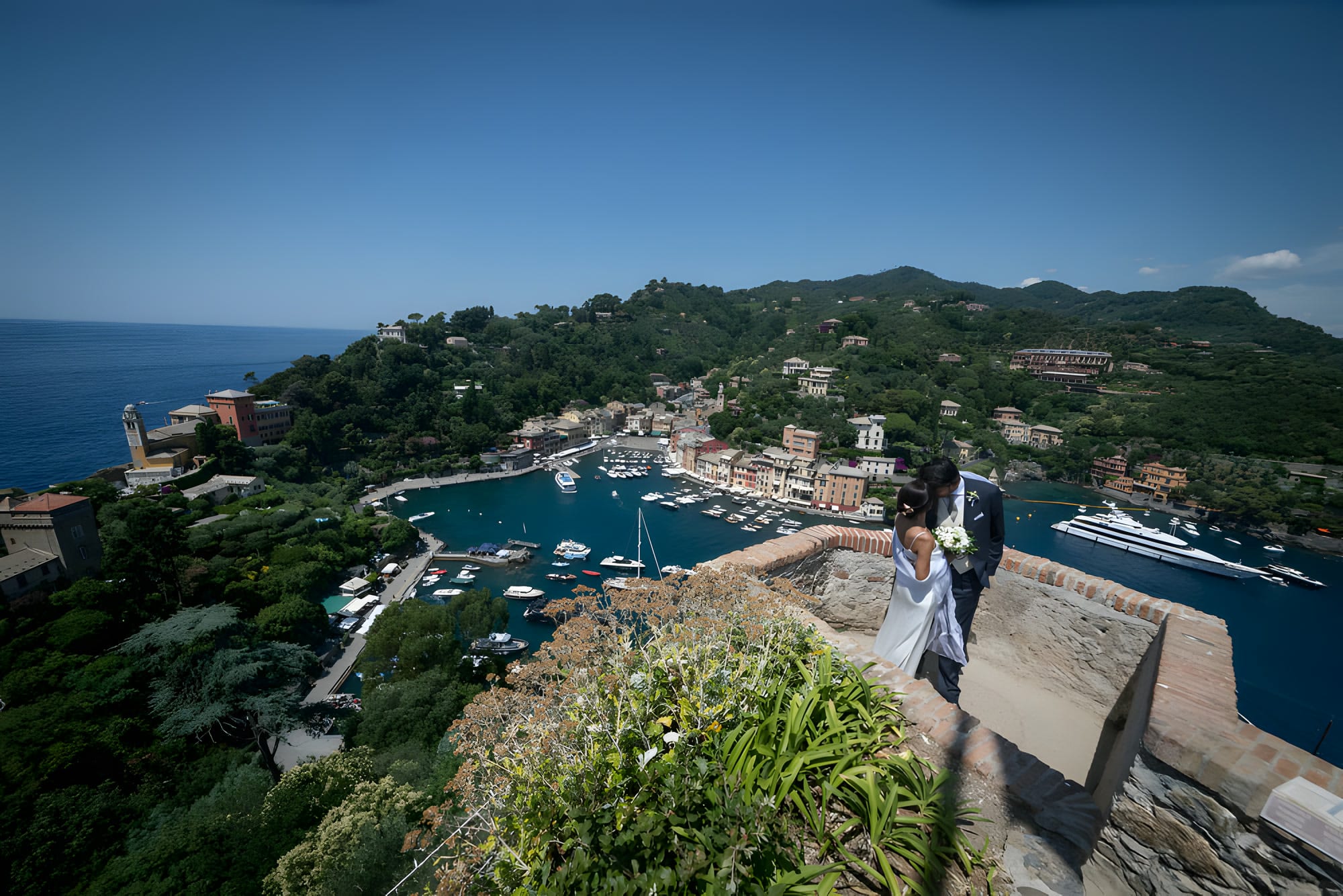 La sposa sulla terrazza di un castello sopra Portofino