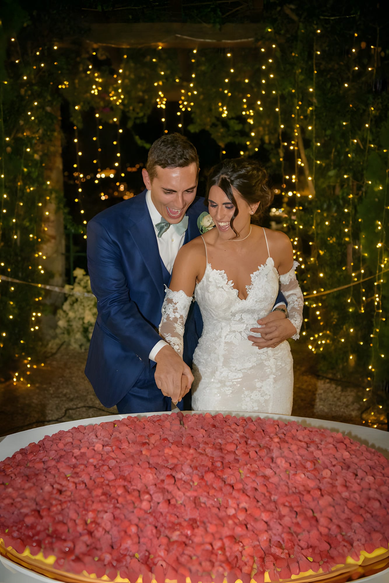 Il taglio della torta sotto una cascata di luci